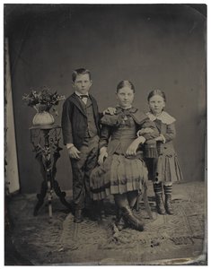 [Tres Niños], c.1850-1910 de American Photographer